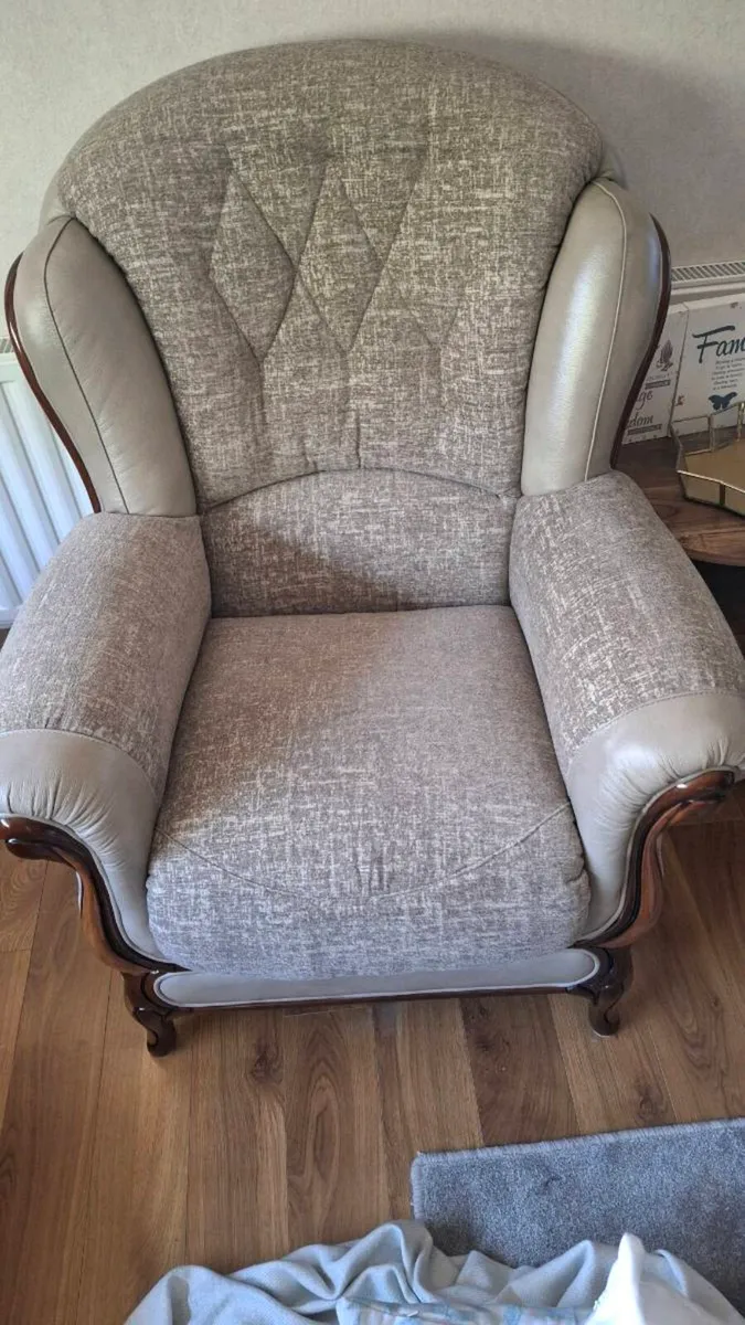 Couch and two armchairs - Image 3