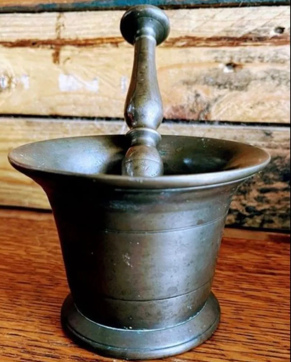 18th century bronze pestal and mortar - Image 2