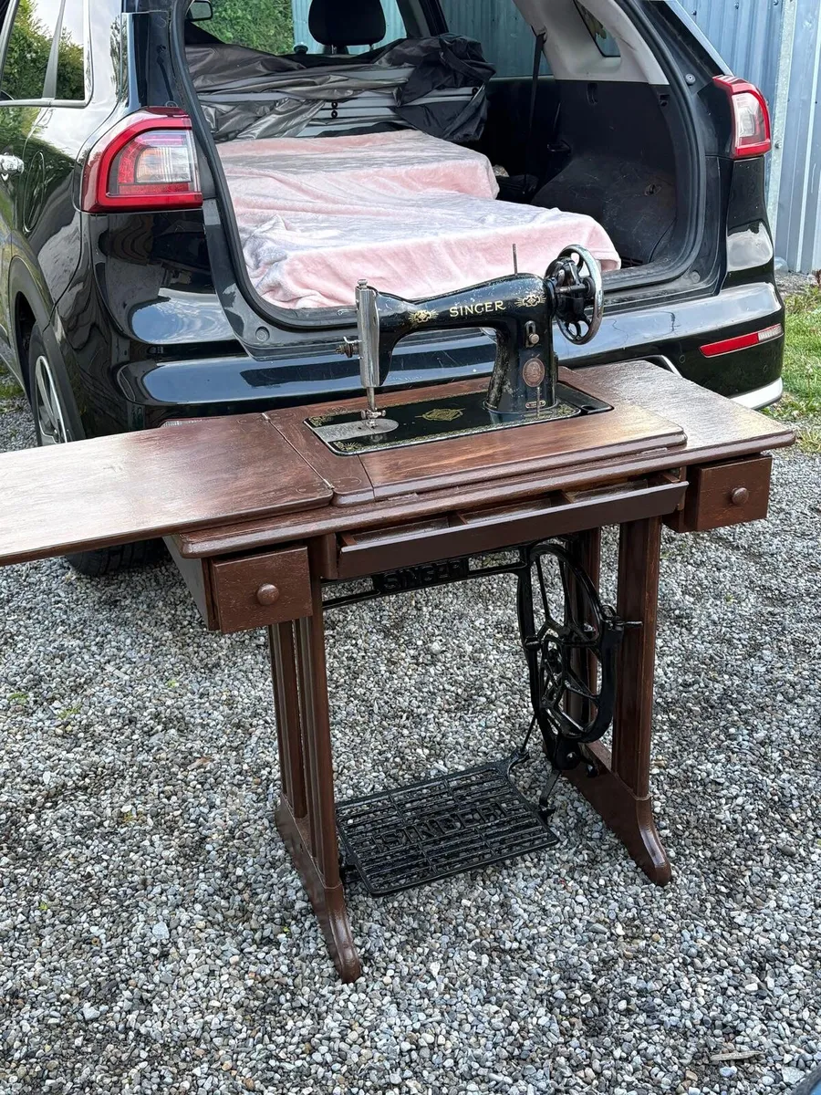 Singer sewing machine - Image 1