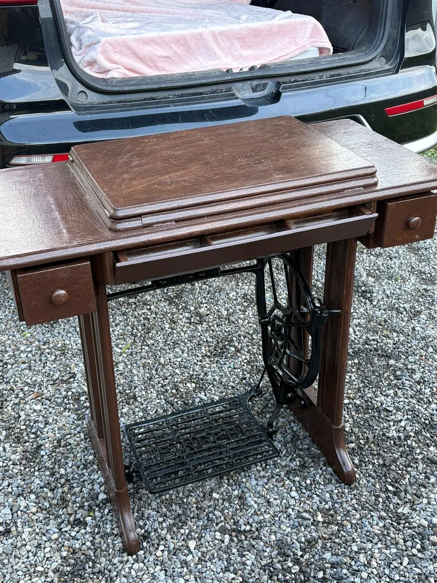 Singer sewing machine - Image 2