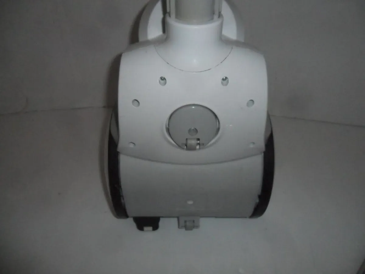 Bagless vacuum cleaner. - Image 2