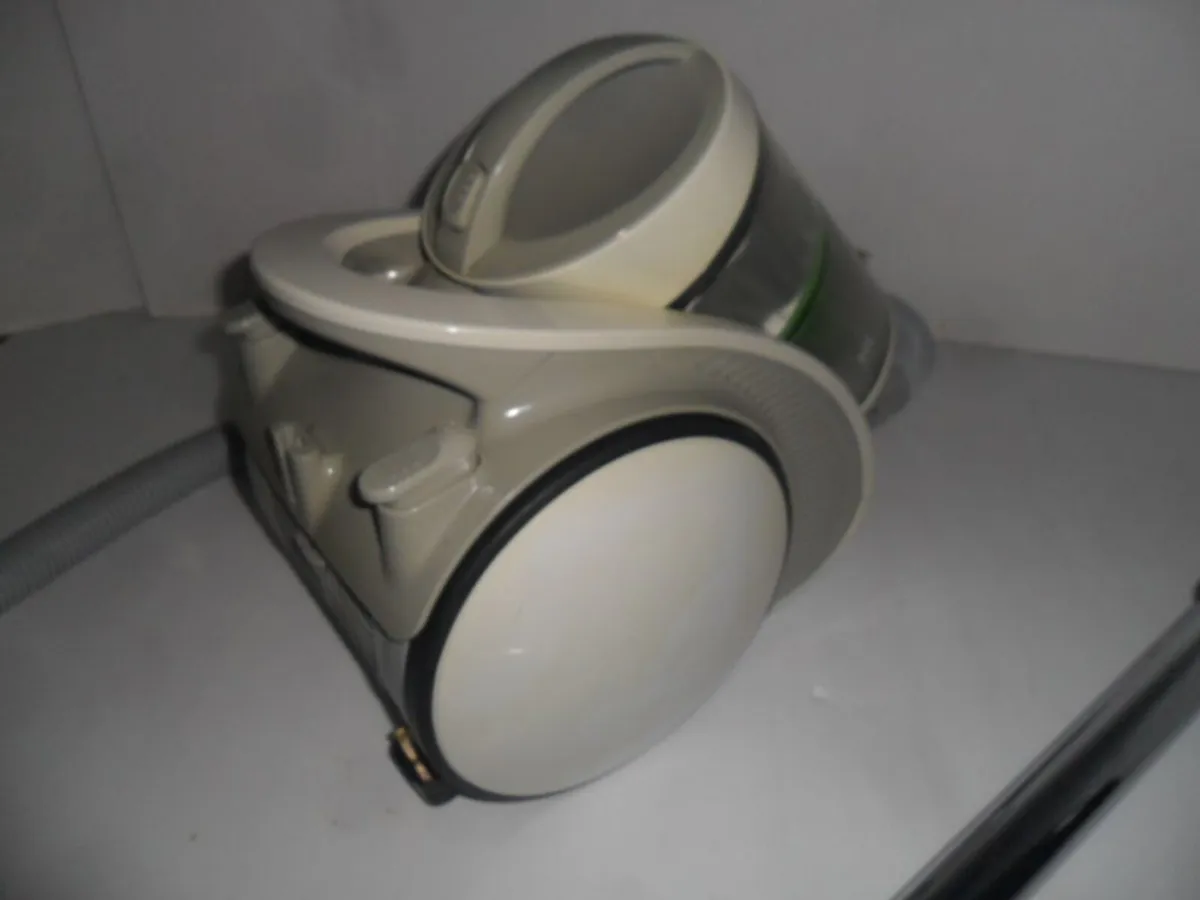 Bagless vacuum cleaner. - Image 4