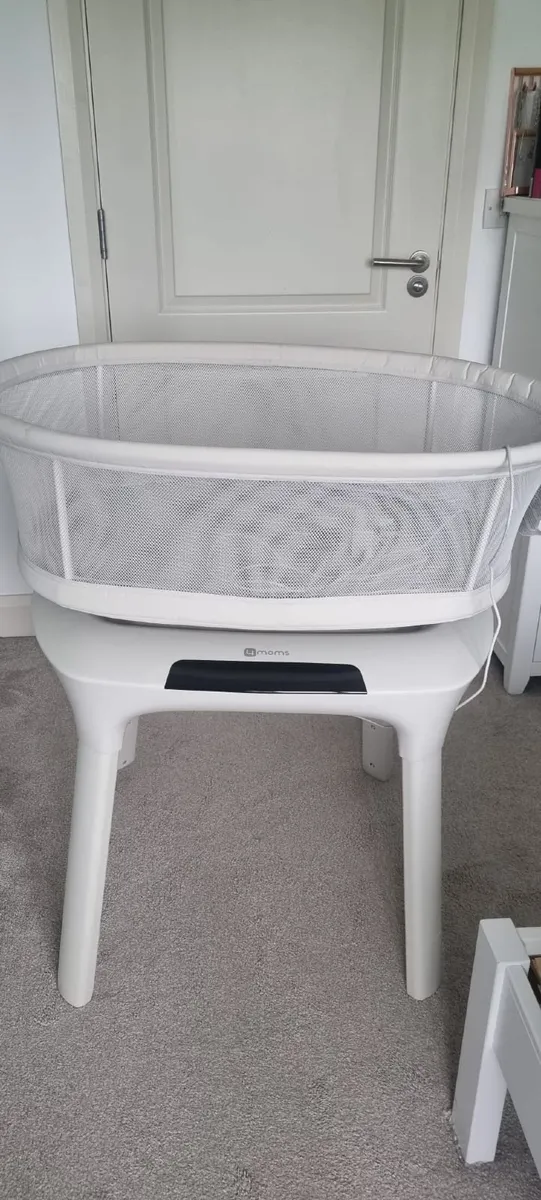 4Mom Mamaroo Bassinet - Image 1