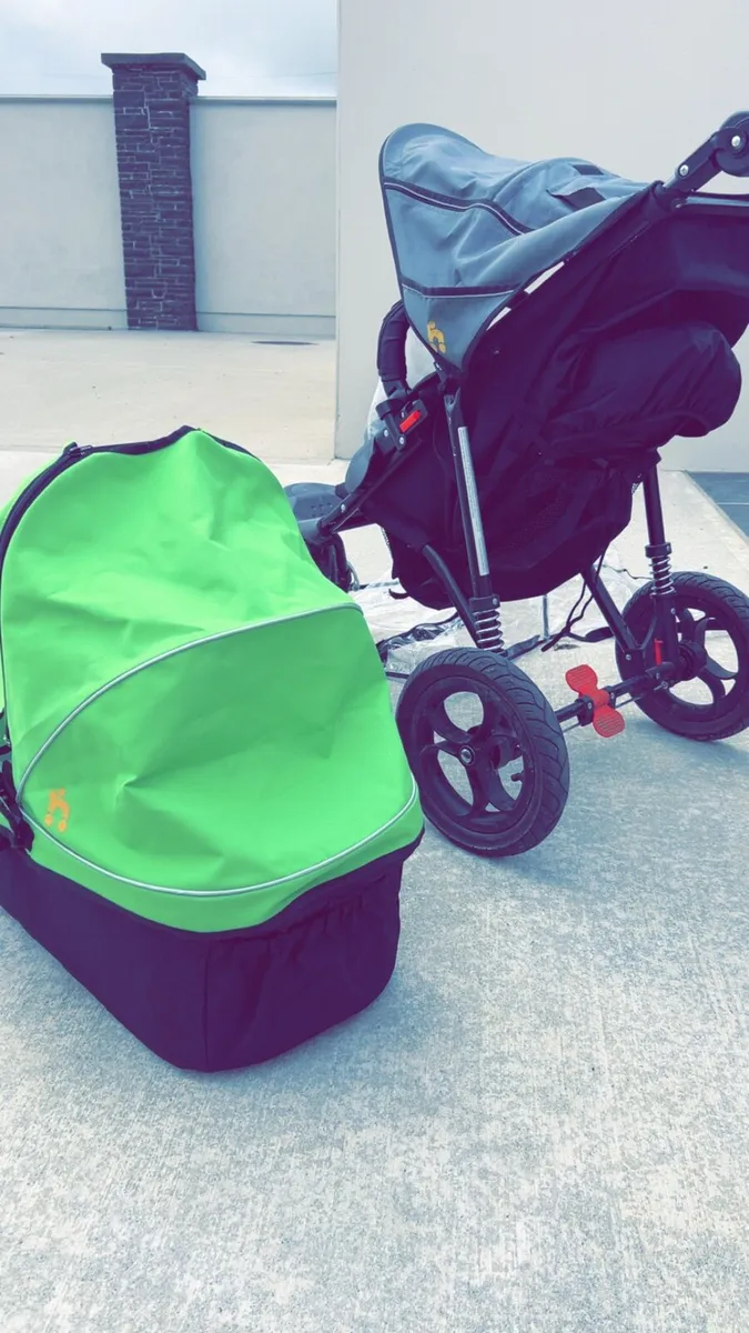 Out N About buggy and bassinet - Image 4