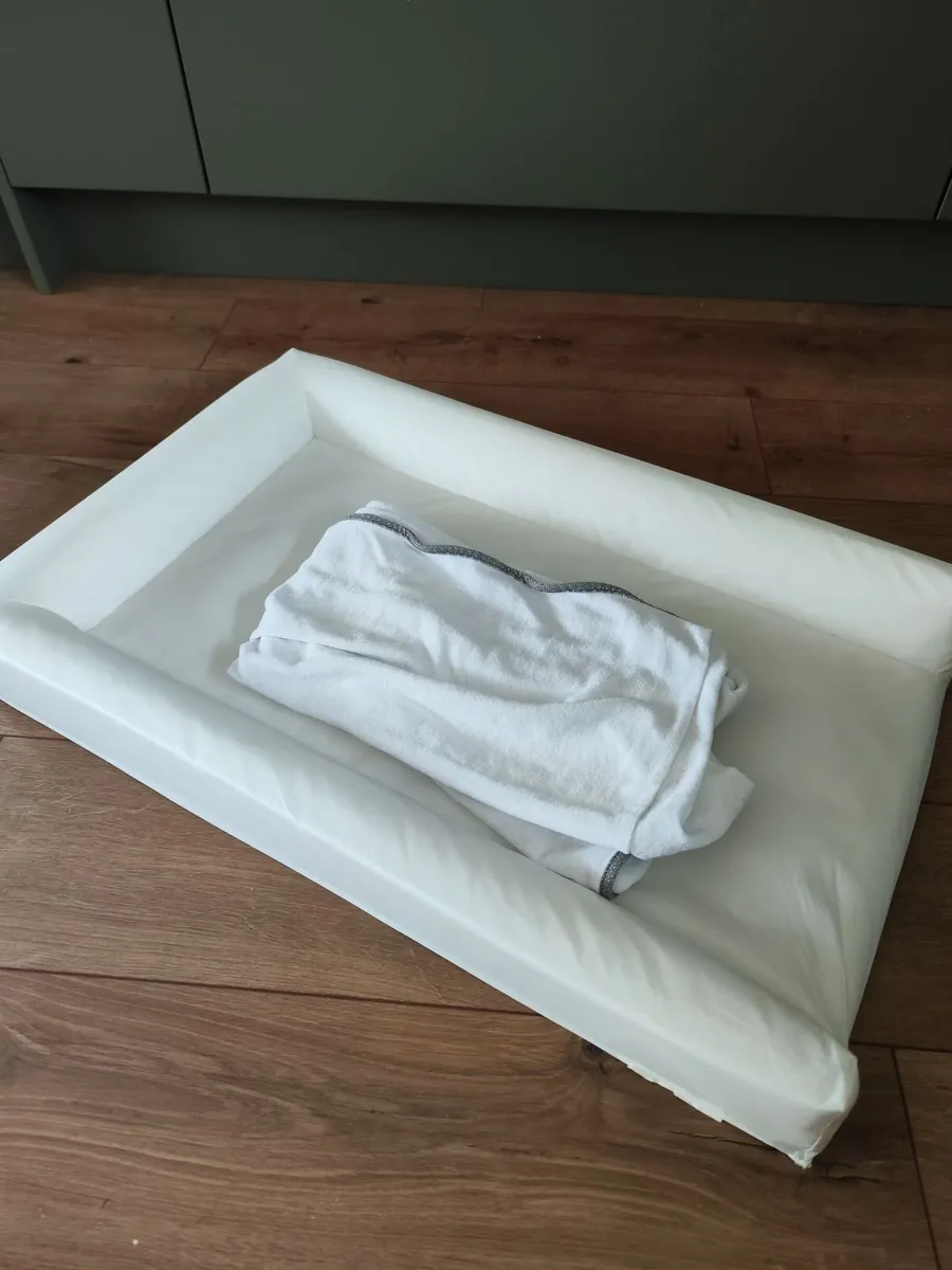 Baby items: mats x2, bath seat, monitor arms x2 - Image 4