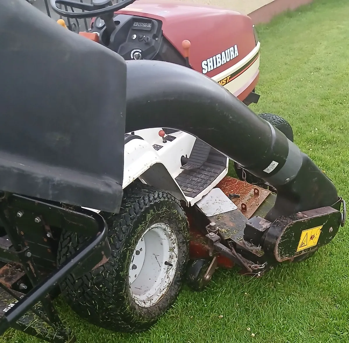Diesel ride on lawnmower - Image 2