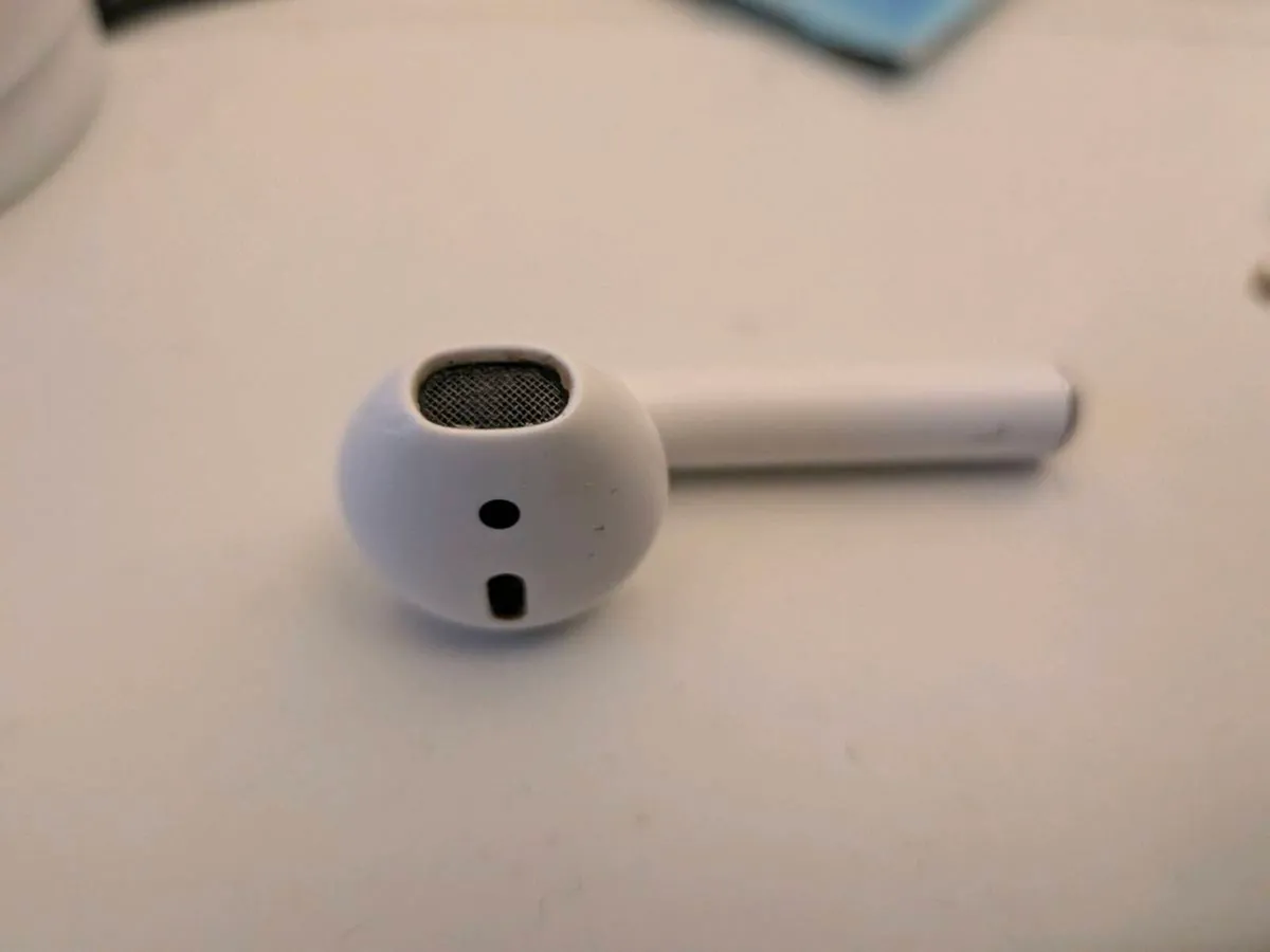 Apple Airpod Right 2nd Gen. Ear Bud A2032 Good Con - Image 1