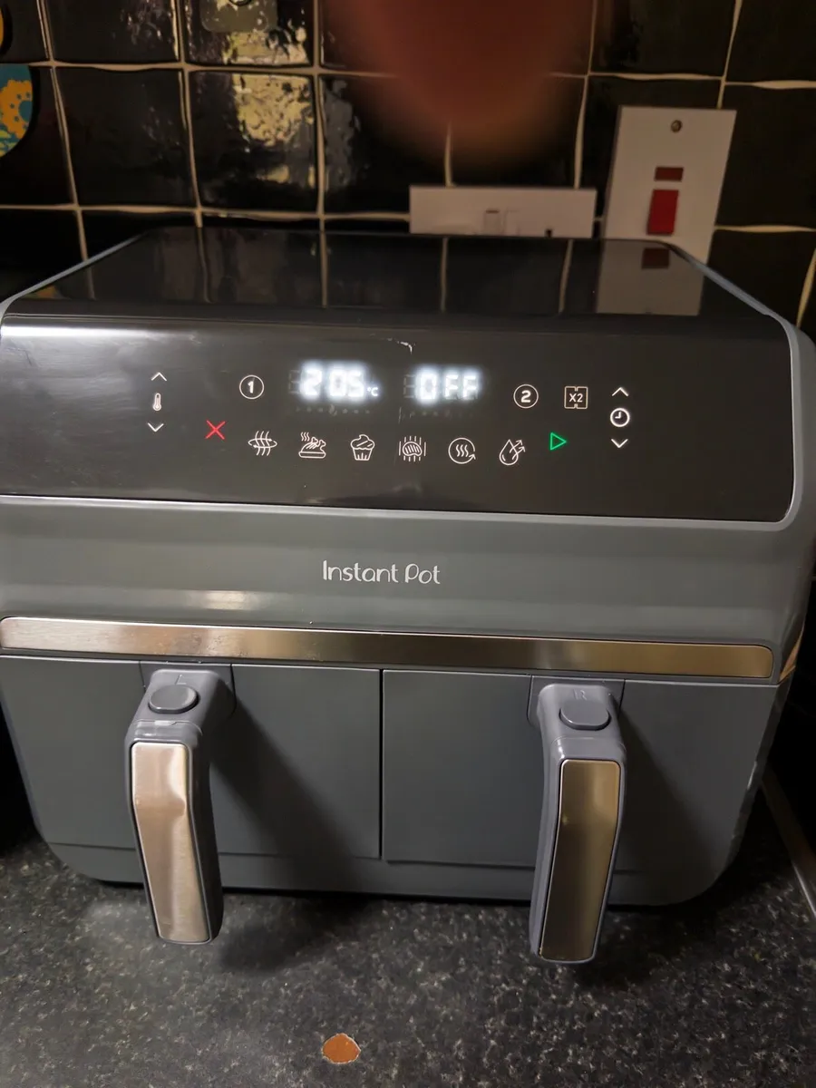 Insta pot Dual air fryer- as new - hardly used - Image 1