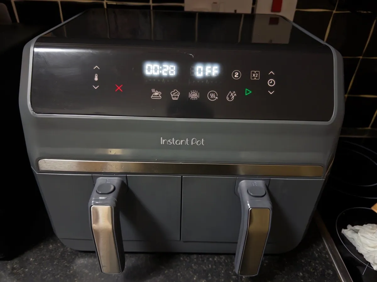 Insta pot Dual air fryer- as new - hardly used - Image 2
