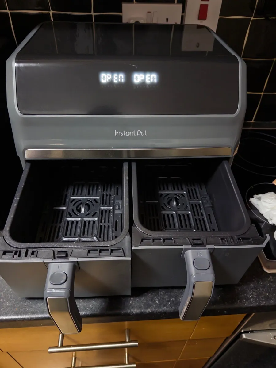 Insta pot Dual air fryer- as new - hardly used - Image 3