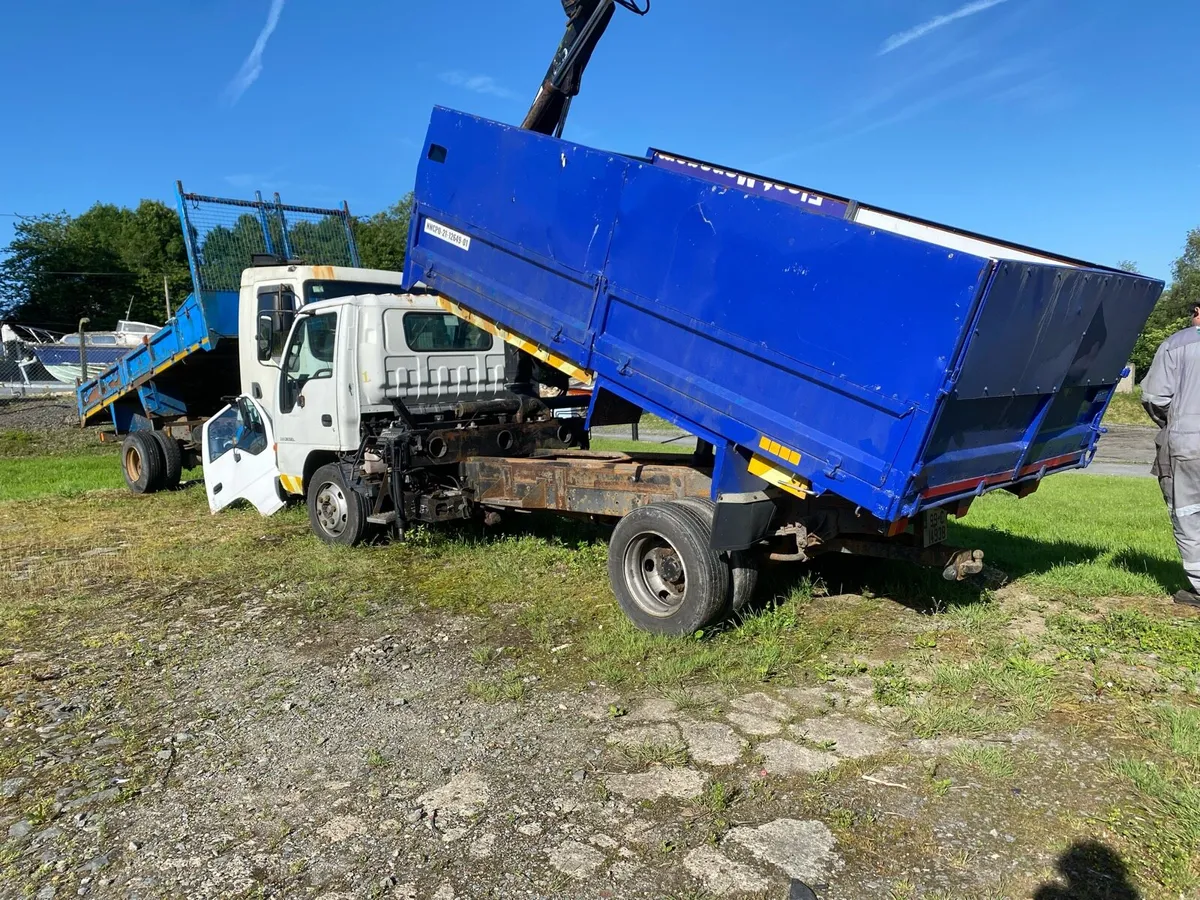 Izuzu Tipper with crane - Image 3