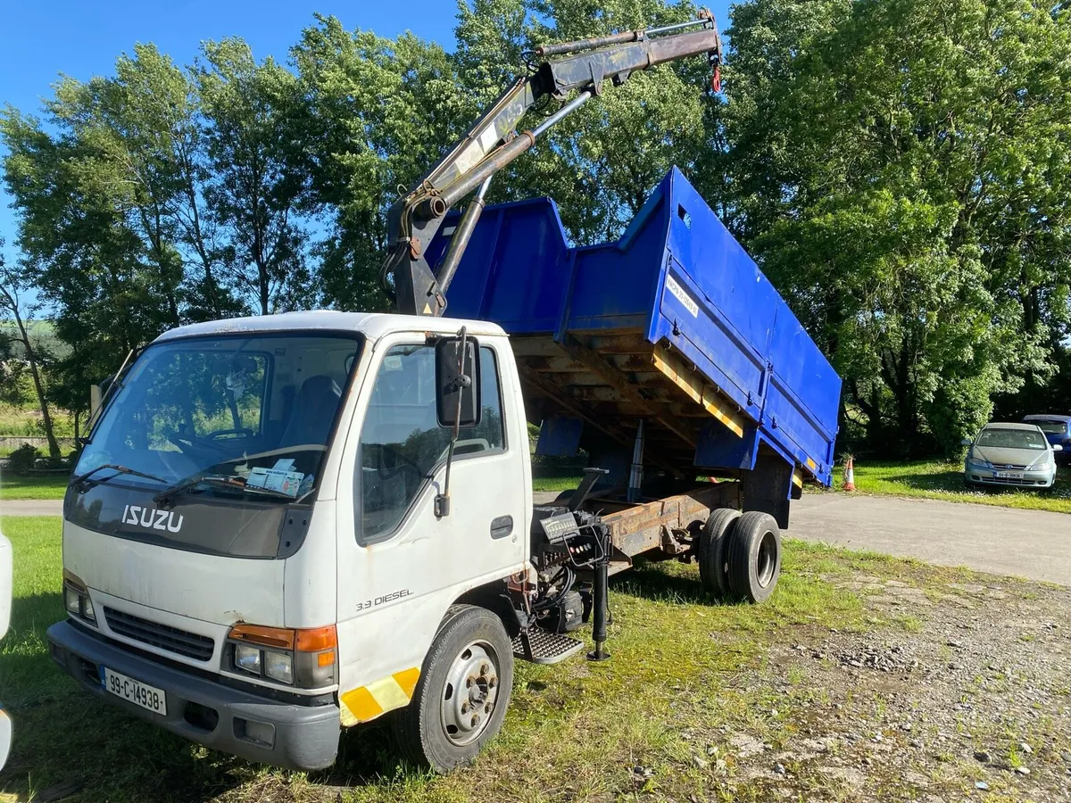 Izuzu Tipper with crane - Image 1