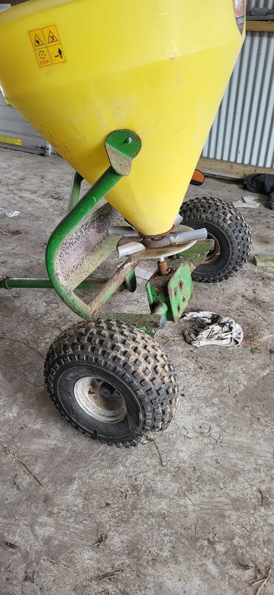 Quad fertilizer spreader - Image 1