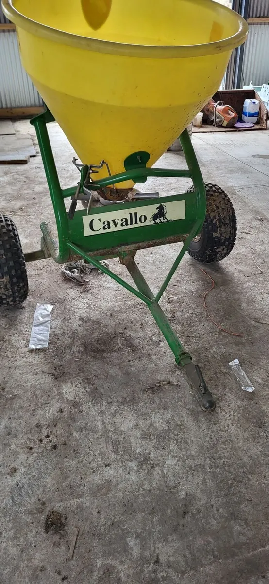 Quad fertilizer spreader - Image 2