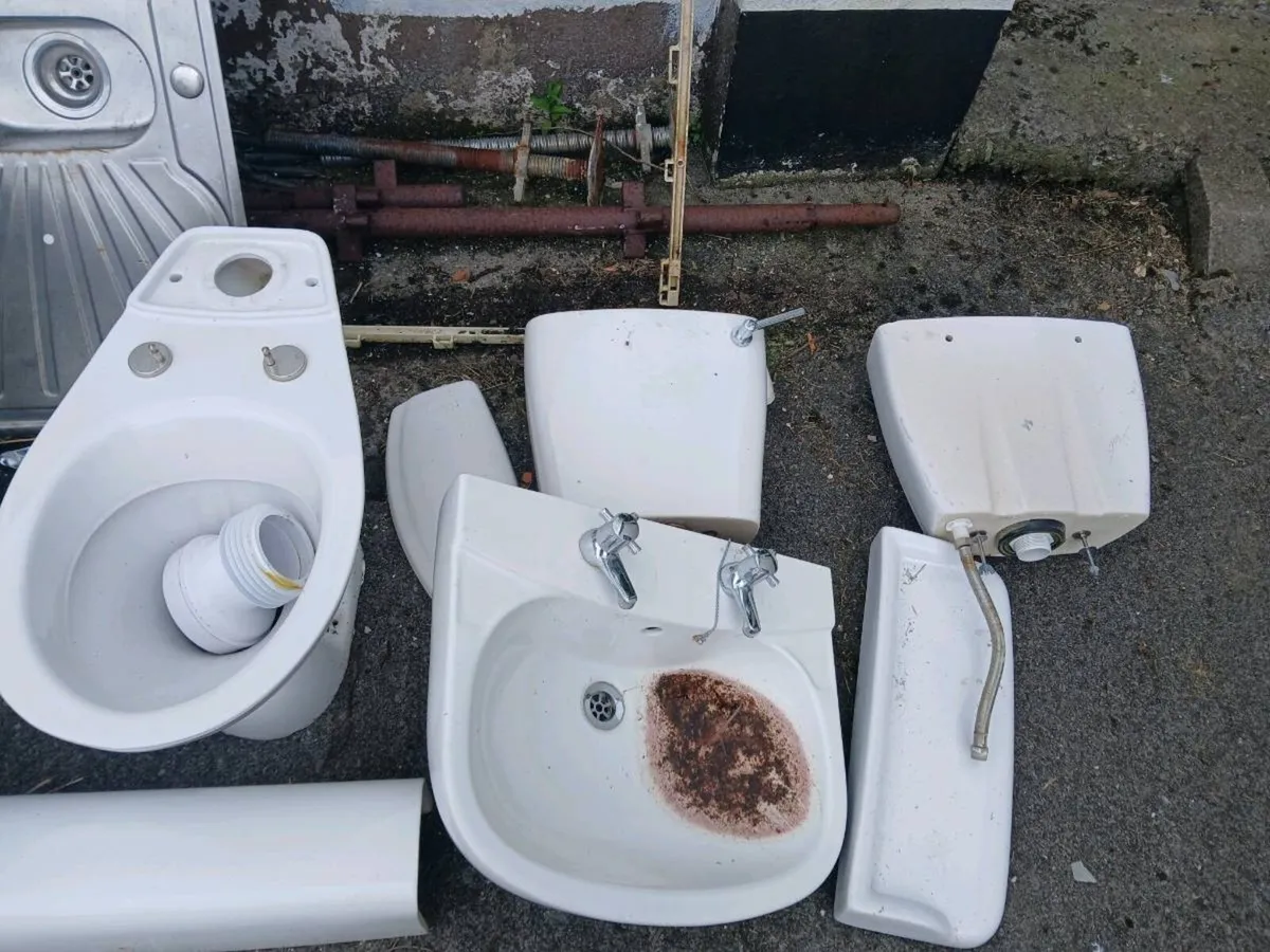 Toilets and sinks - Image 3