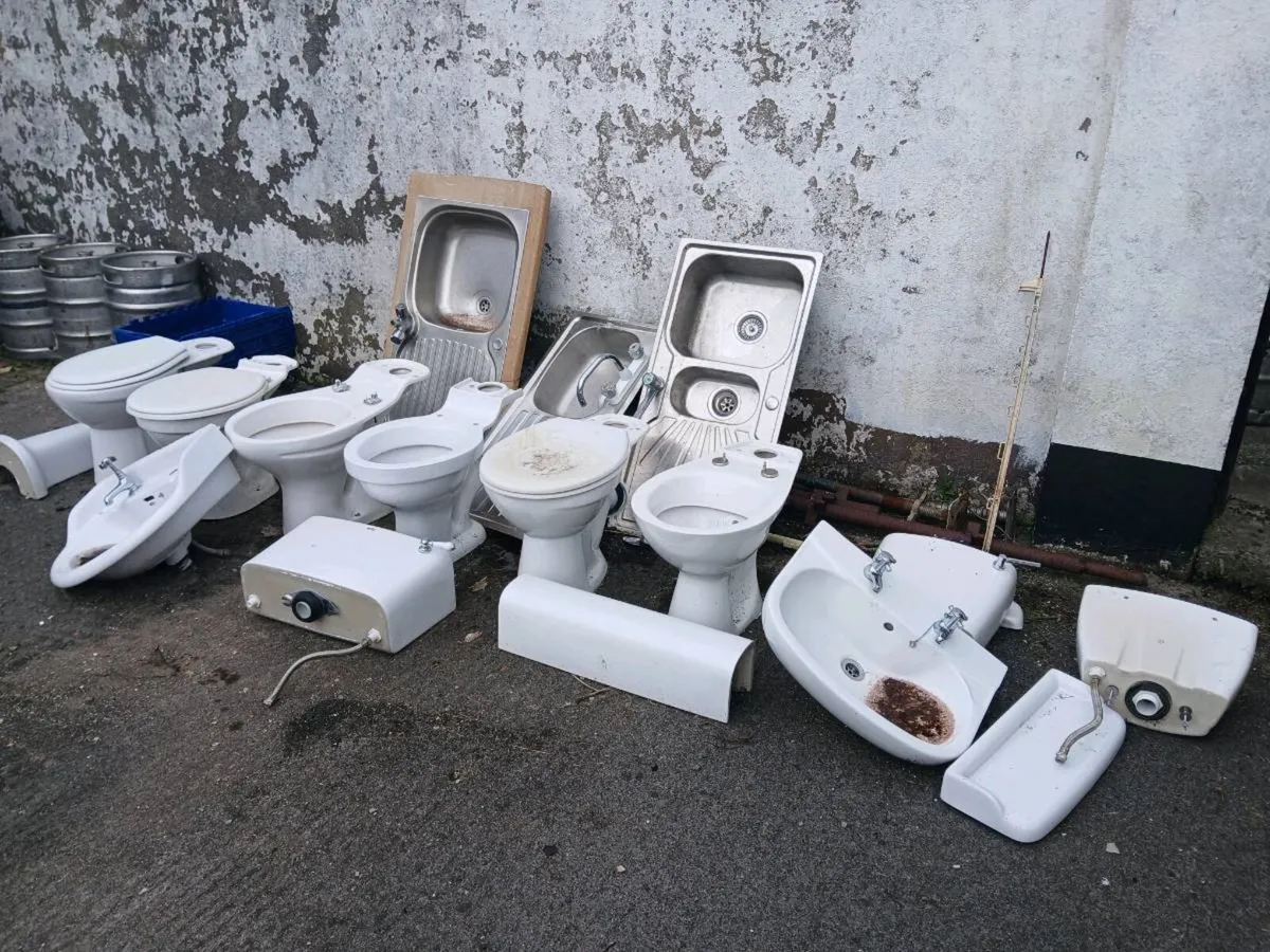 Toilets and sinks - Image 4