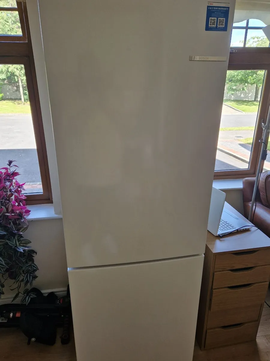 Freestanding Bosch fridge freezer - Image 2