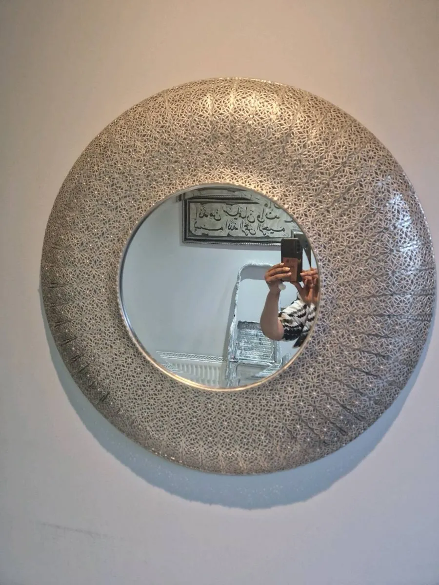 Round silver mirror and two leaves candle holders - Image 1