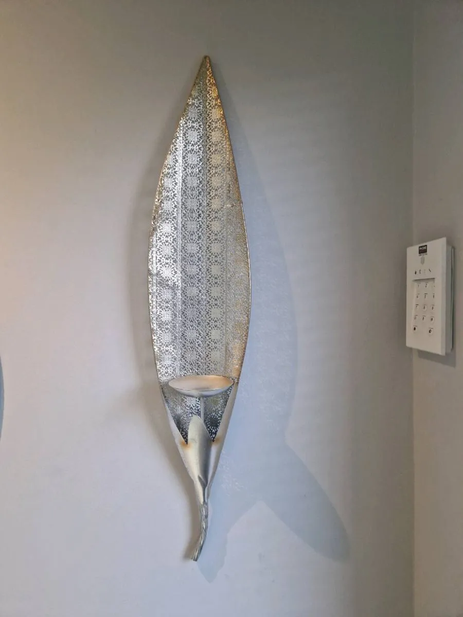Round silver mirror and two leaves candle holders - Image 2