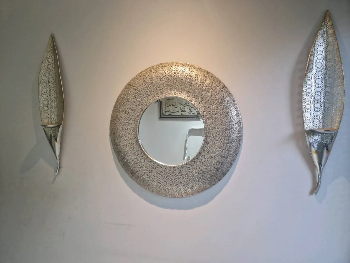Round silver mirror and two leaves candle holders - Image 3
