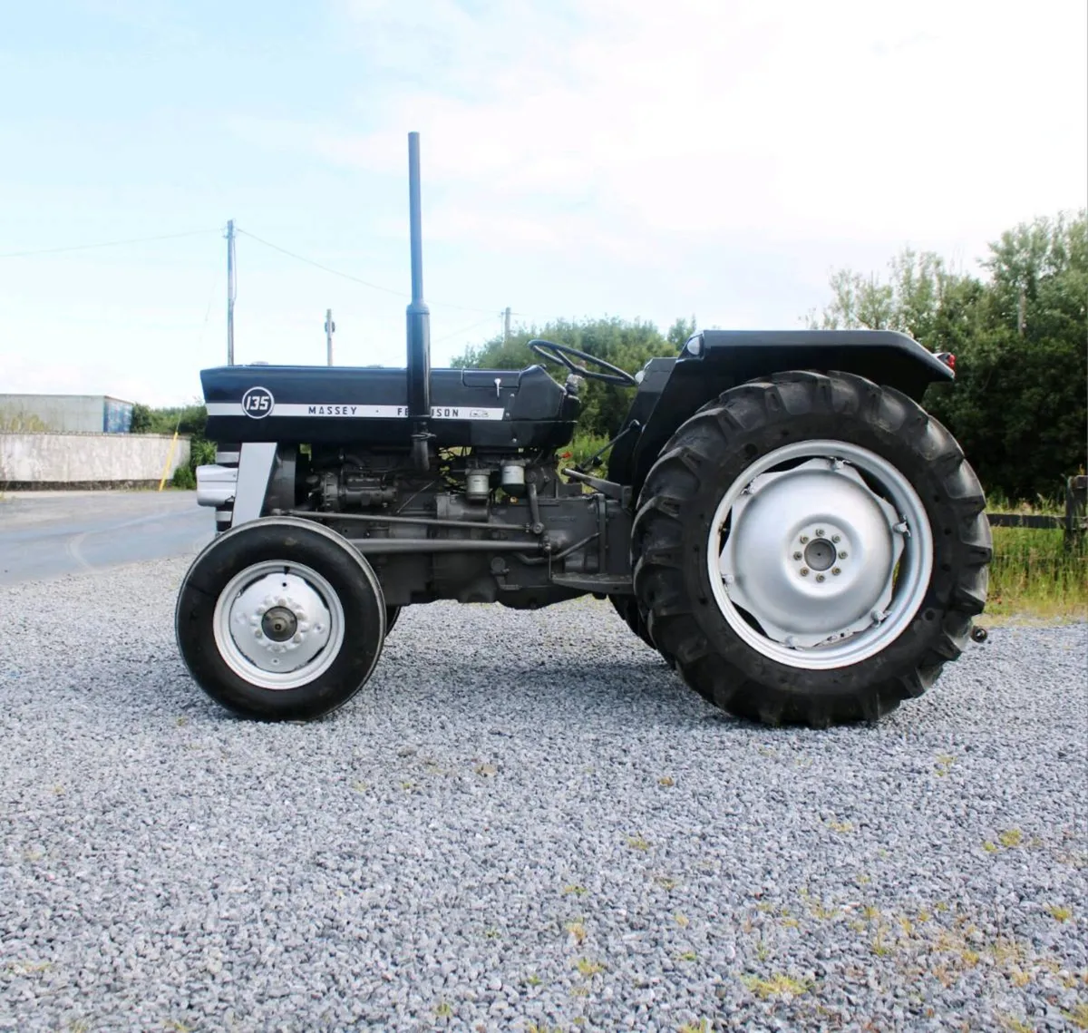 BLACK MASSEY FERGUSON 135 - Image 3