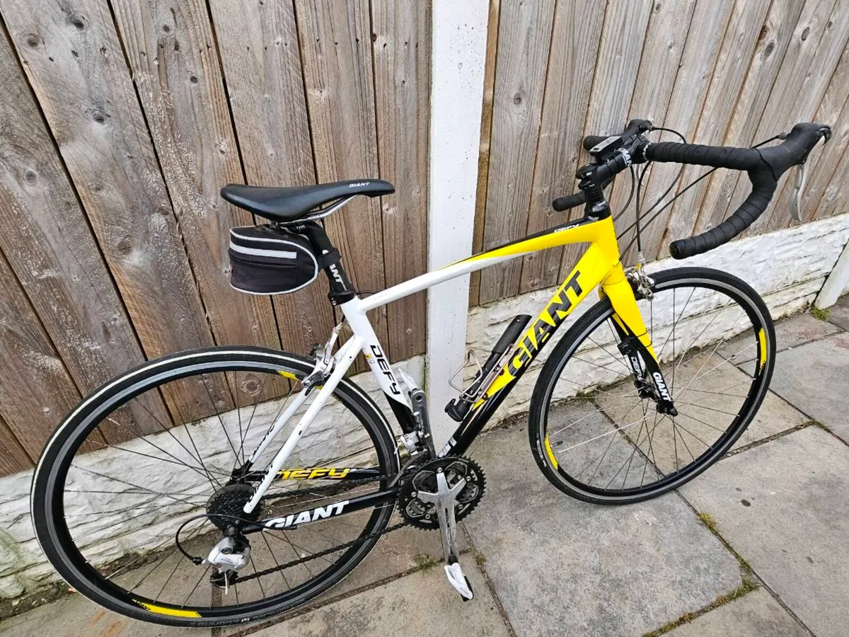 GIANT Defy 5 road bike - Image 2