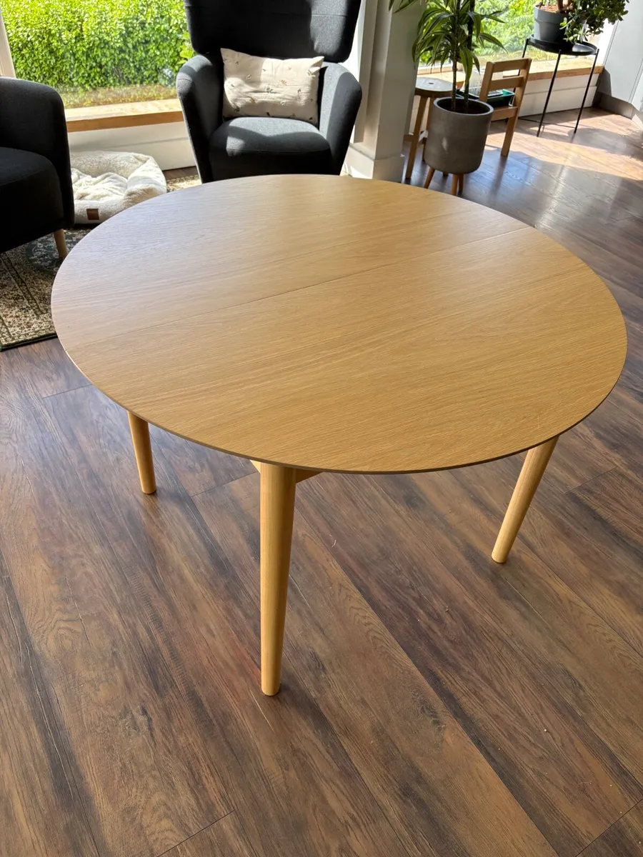 Extending round dining table - Image 2