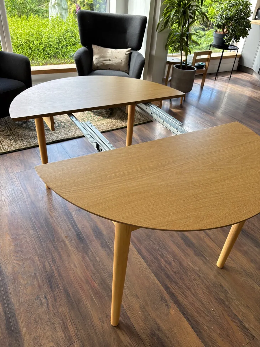 Extending round dining table - Image 3
