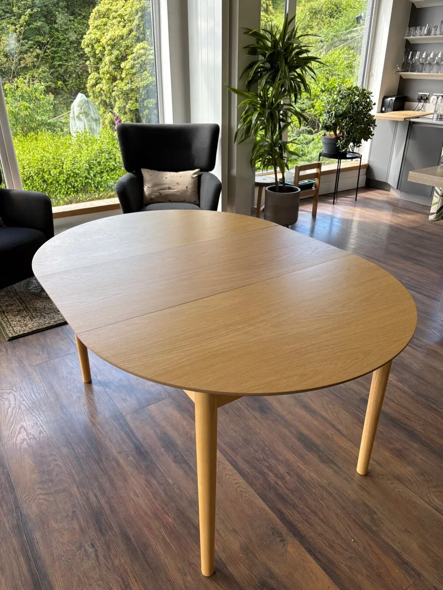 Extending round dining table - Image 4