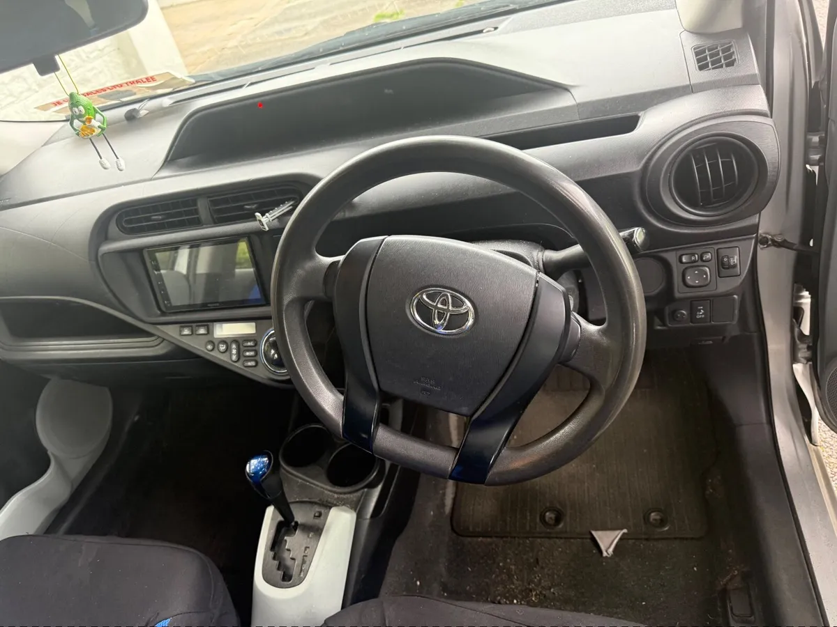 Toyota Aqua hybrid - Image 4