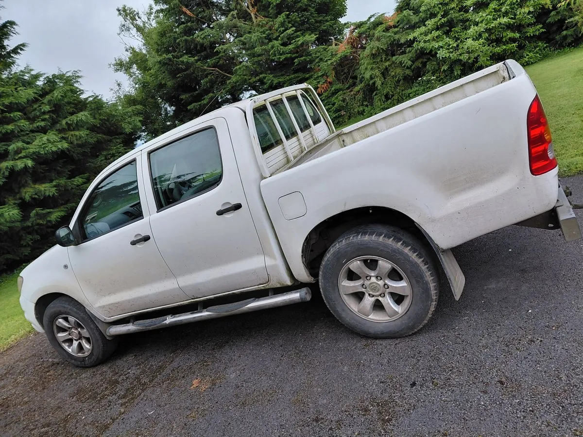 Toyota Hilux 2011 - Image 2