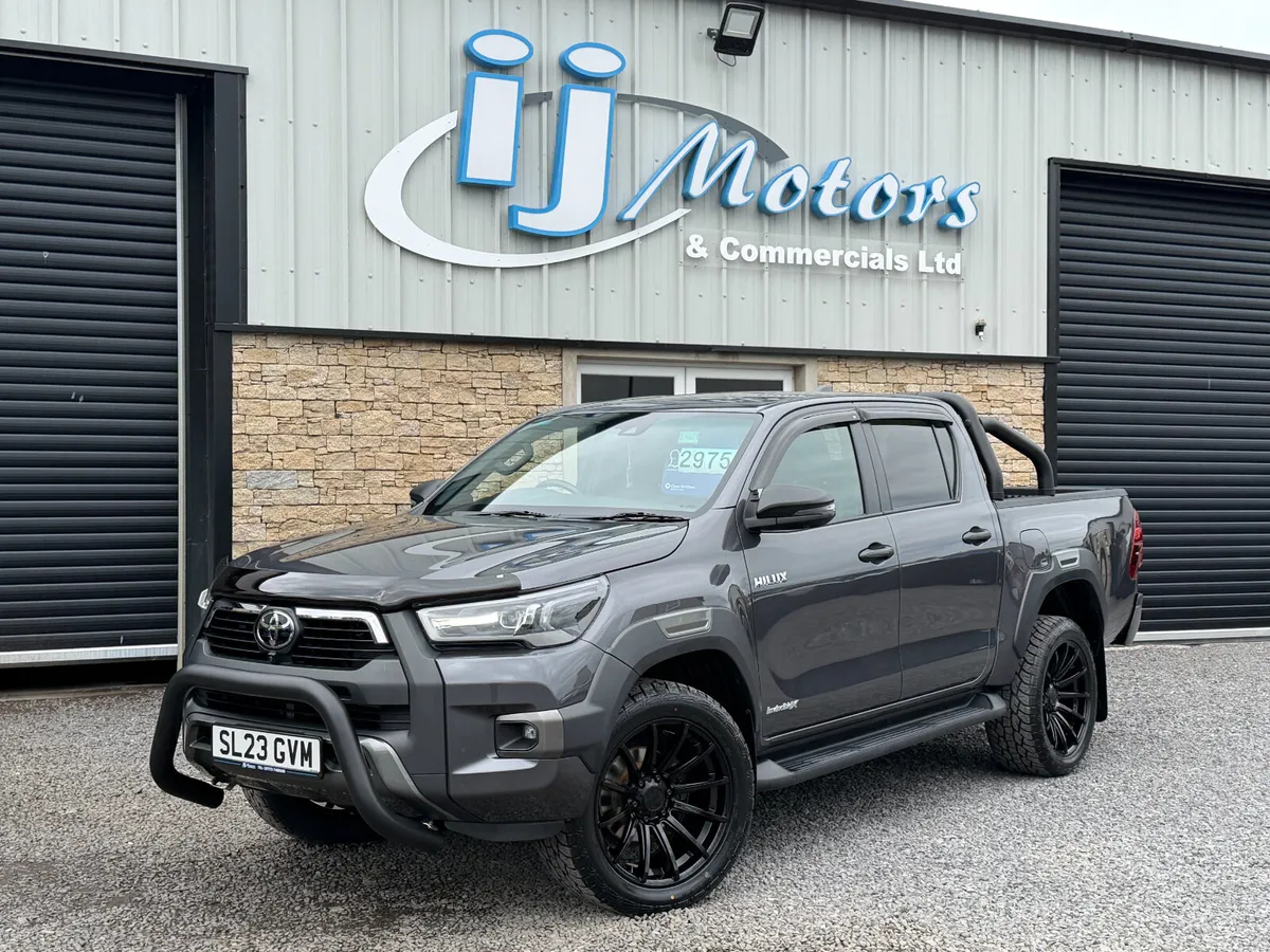 23" TOYOTA HILUX 2.8 D-4D INVINCIBLE X 4WD - Image 3