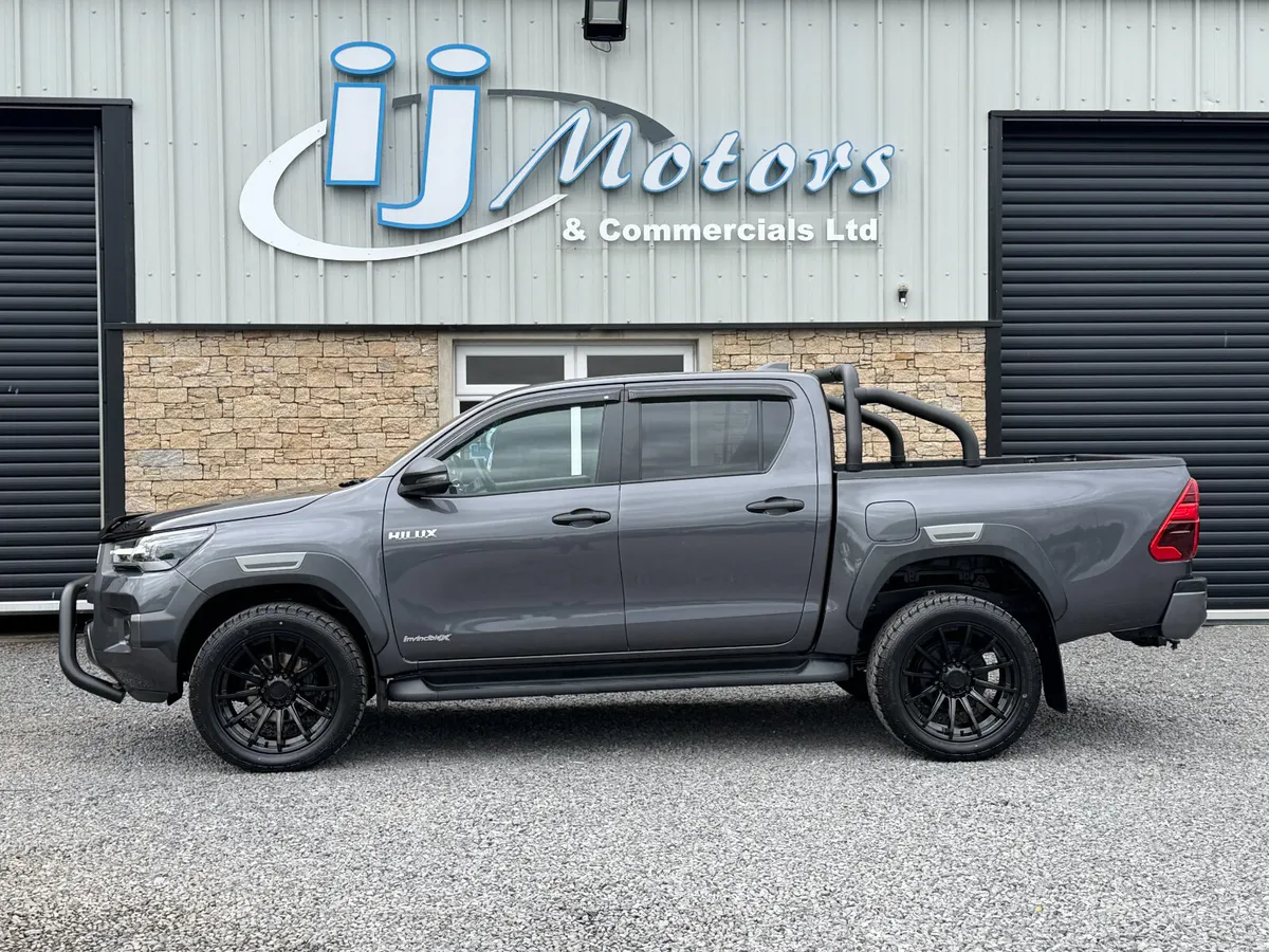 23" TOYOTA HILUX 2.8 D-4D INVINCIBLE X 4WD - Image 4