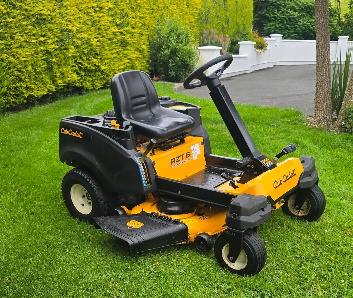 ZERO TURN KAWASAKI CUB CADET - Image 1