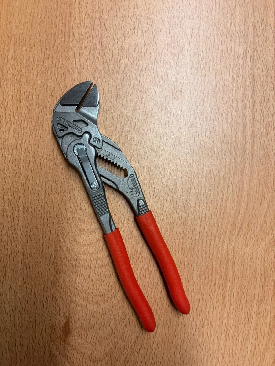 Brand New Knipex flat teeth pipe grips - Image 1
