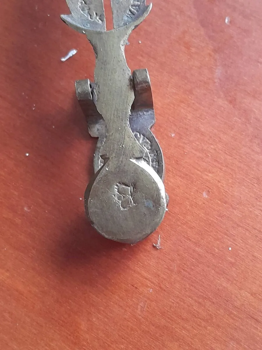 19ct brass sovereign scales - Image 1
