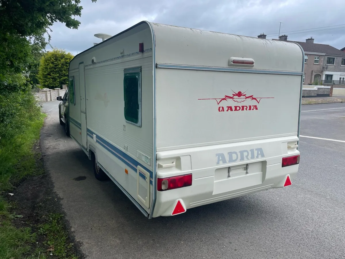 4 berth fixed bed caravan - Image 3