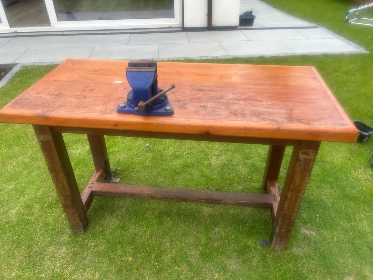 Workbench with vice clamp - Image 1