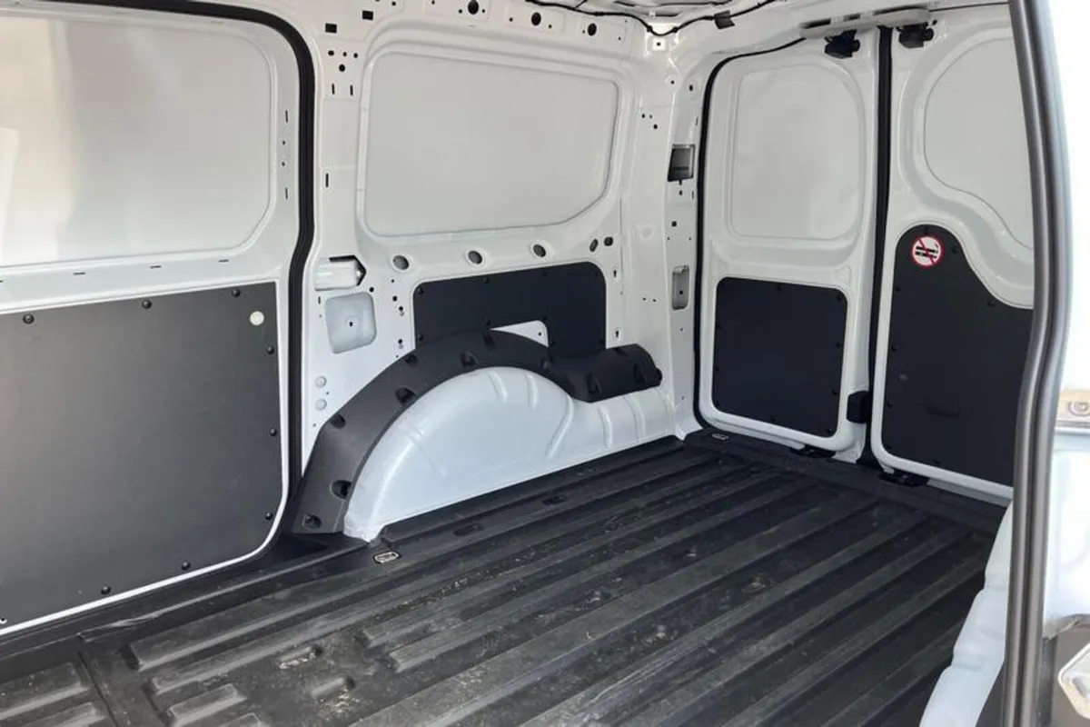 Ford Transit Connect LIMITED - Image 4