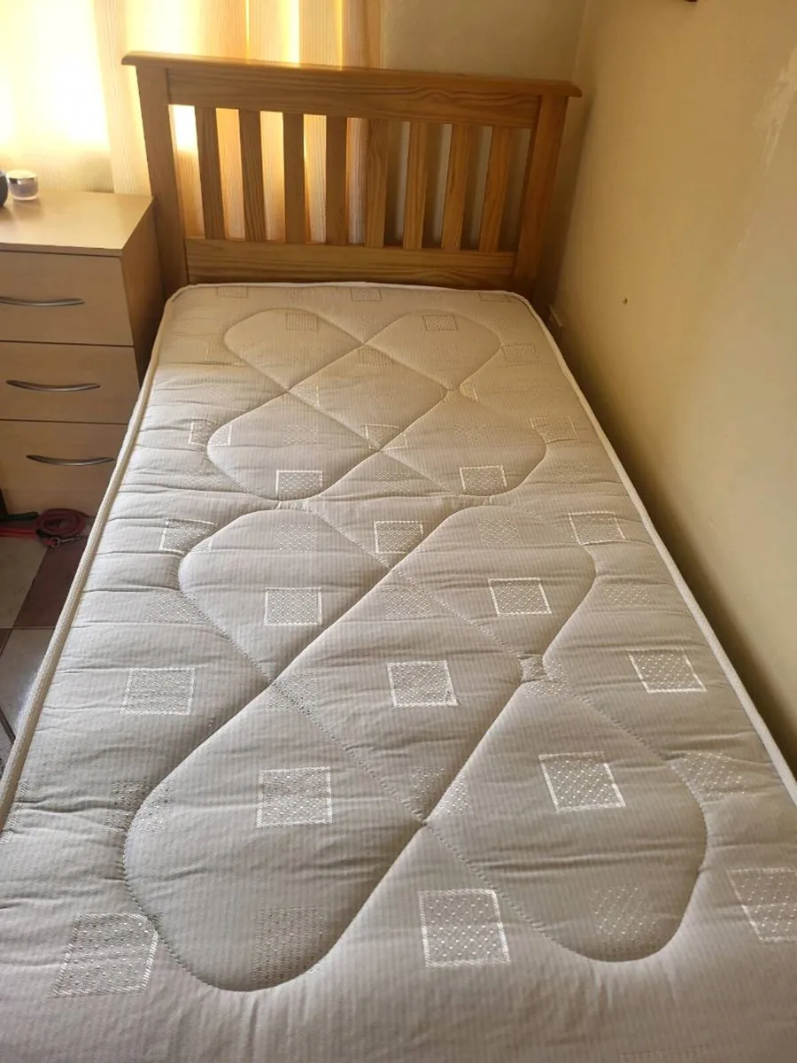 Pair of matching single beds and mattresses - Image 1