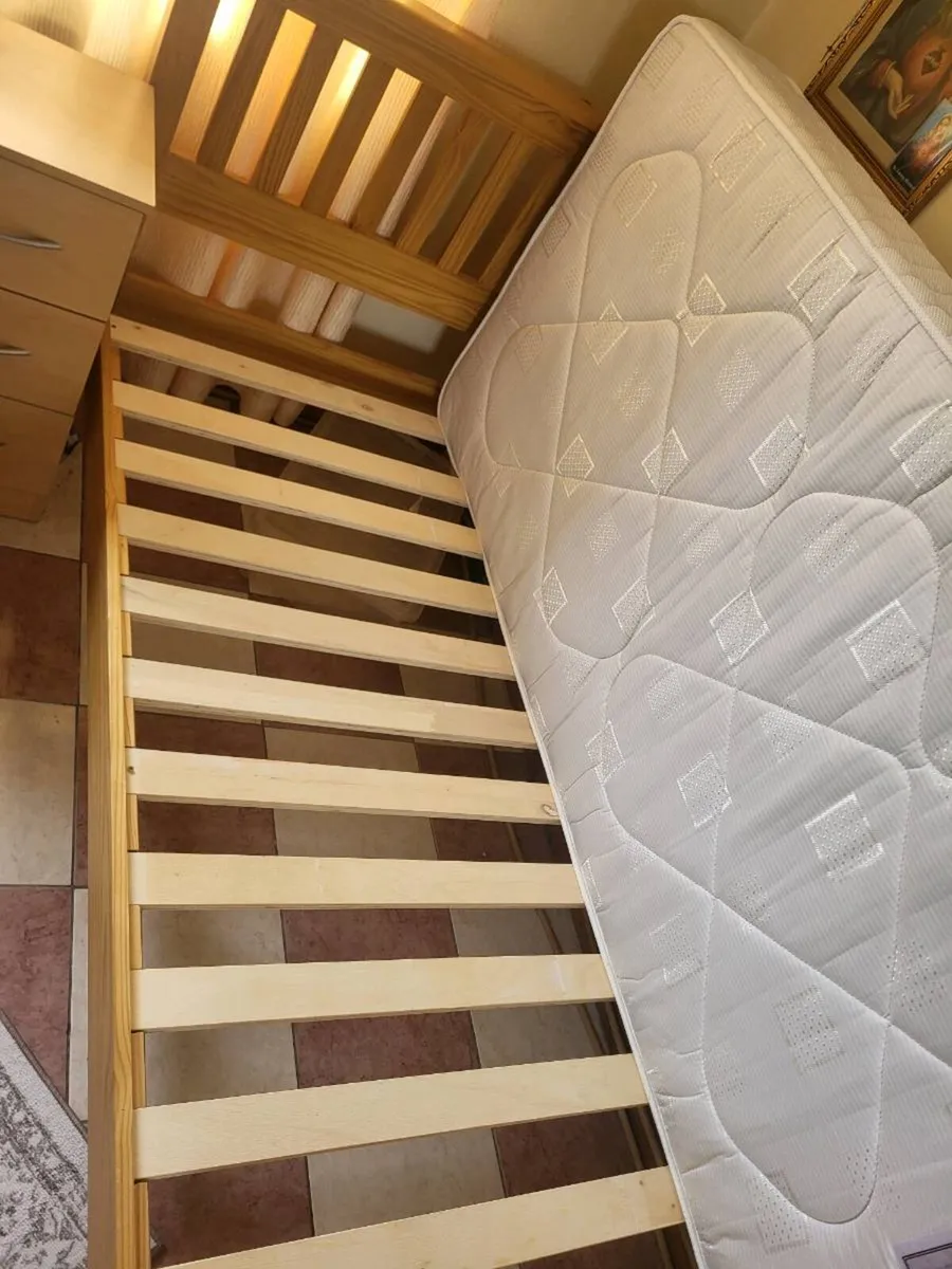 Pair of matching single beds and mattresses - Image 2