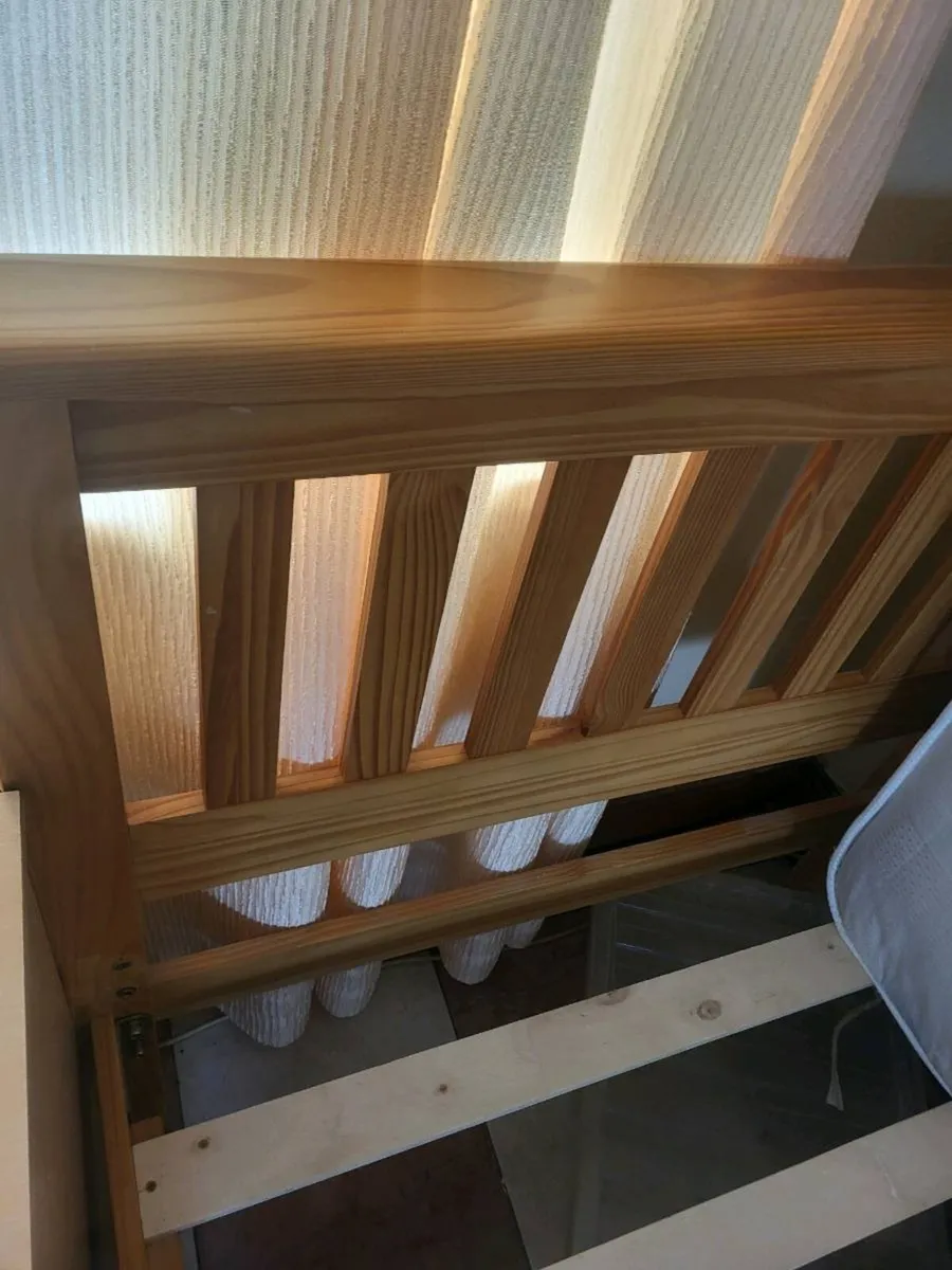 Pair of matching single beds and mattresses - Image 3