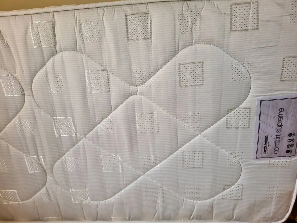 Pair of matching single beds and mattresses - Image 4