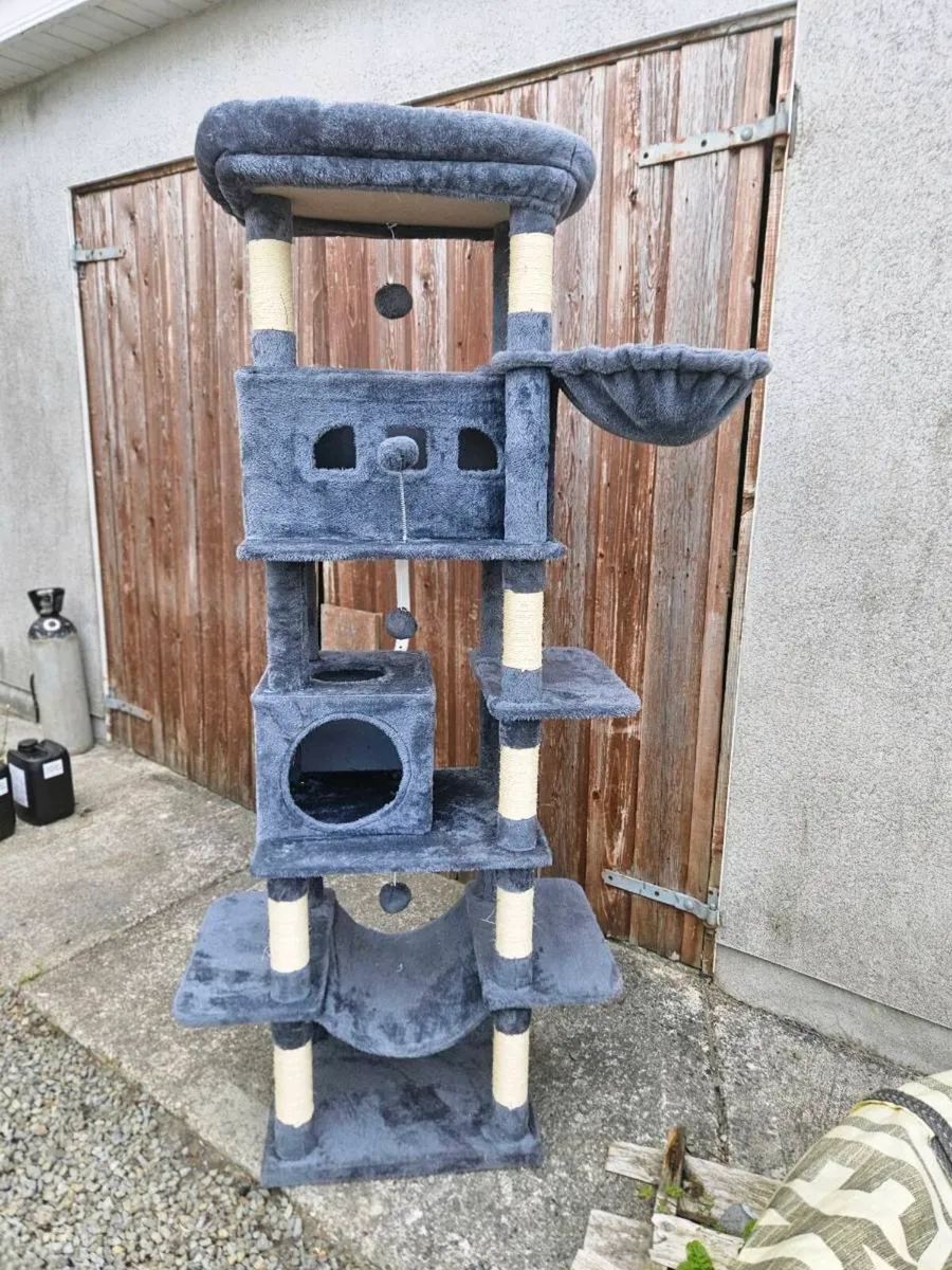Cat scratcher and play bed sleeper - Image 1