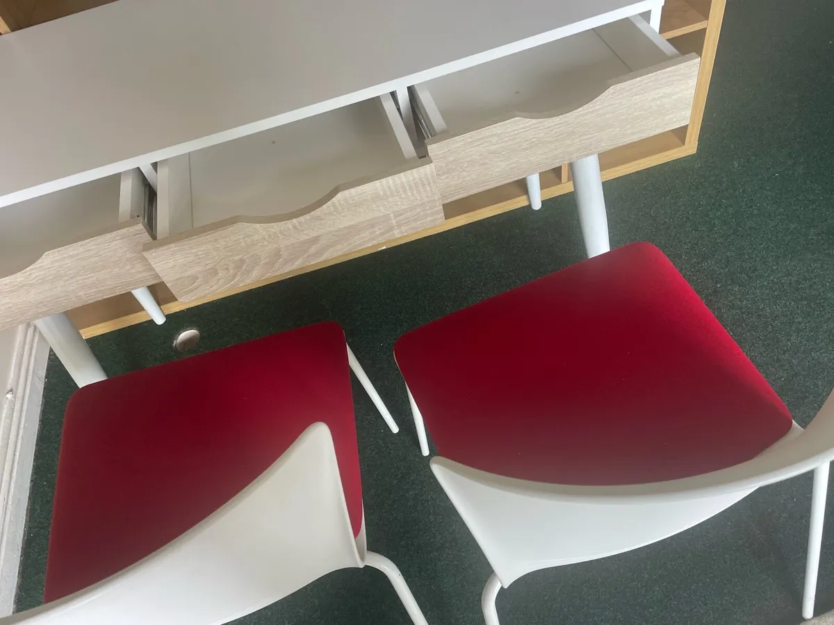 Table/desk 2 chairs - Image 1