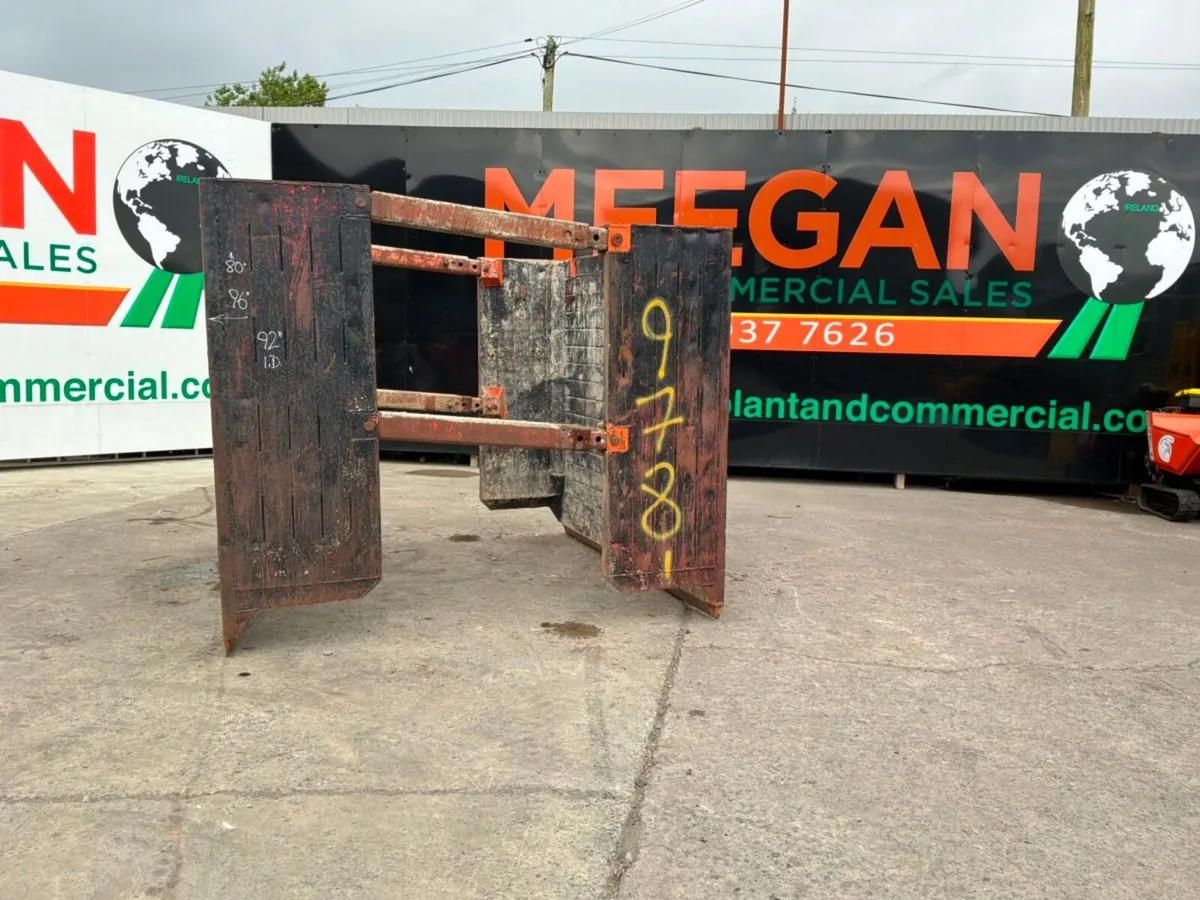 Manhole shoring support / trench box assembly..... - Image 1