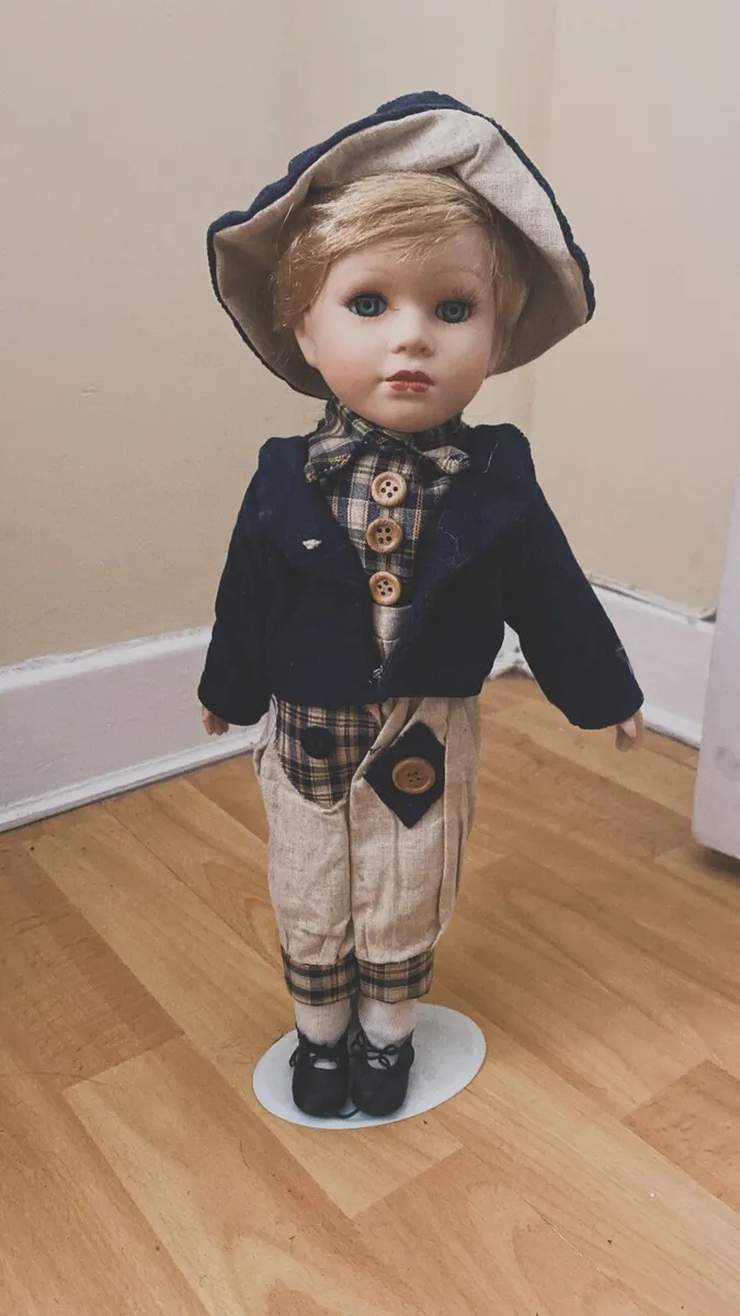 Selection of porcelain dolls - Image 3