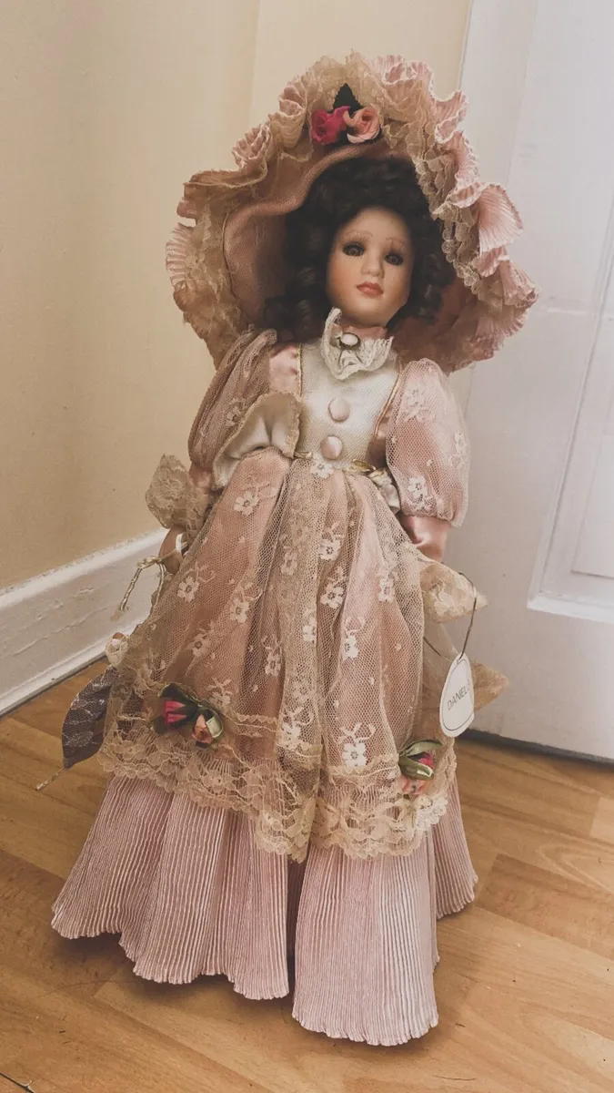 Selection of porcelain dolls - Image 4
