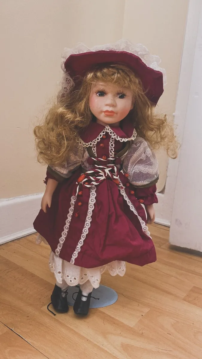 Selection of porcelain dolls - Image 3