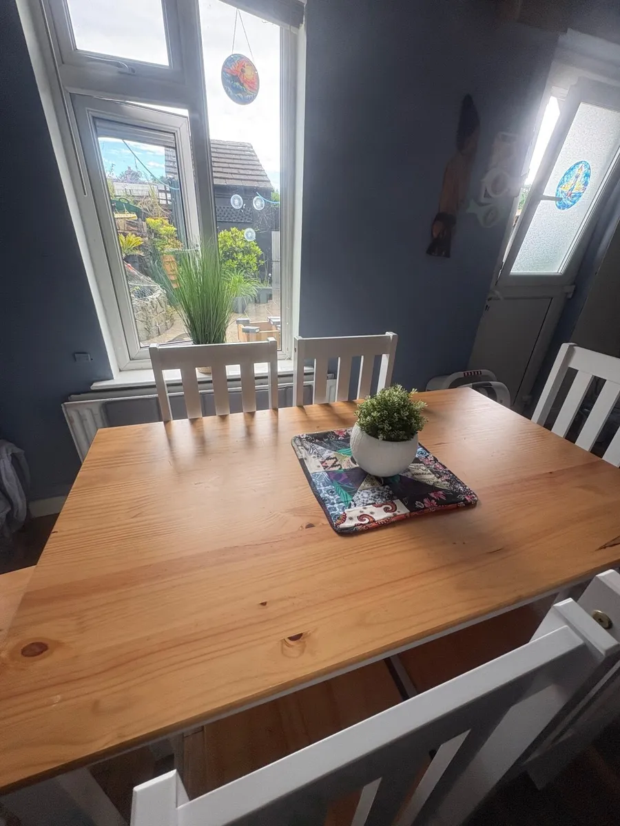White Dinning set with six chairs - Image 1